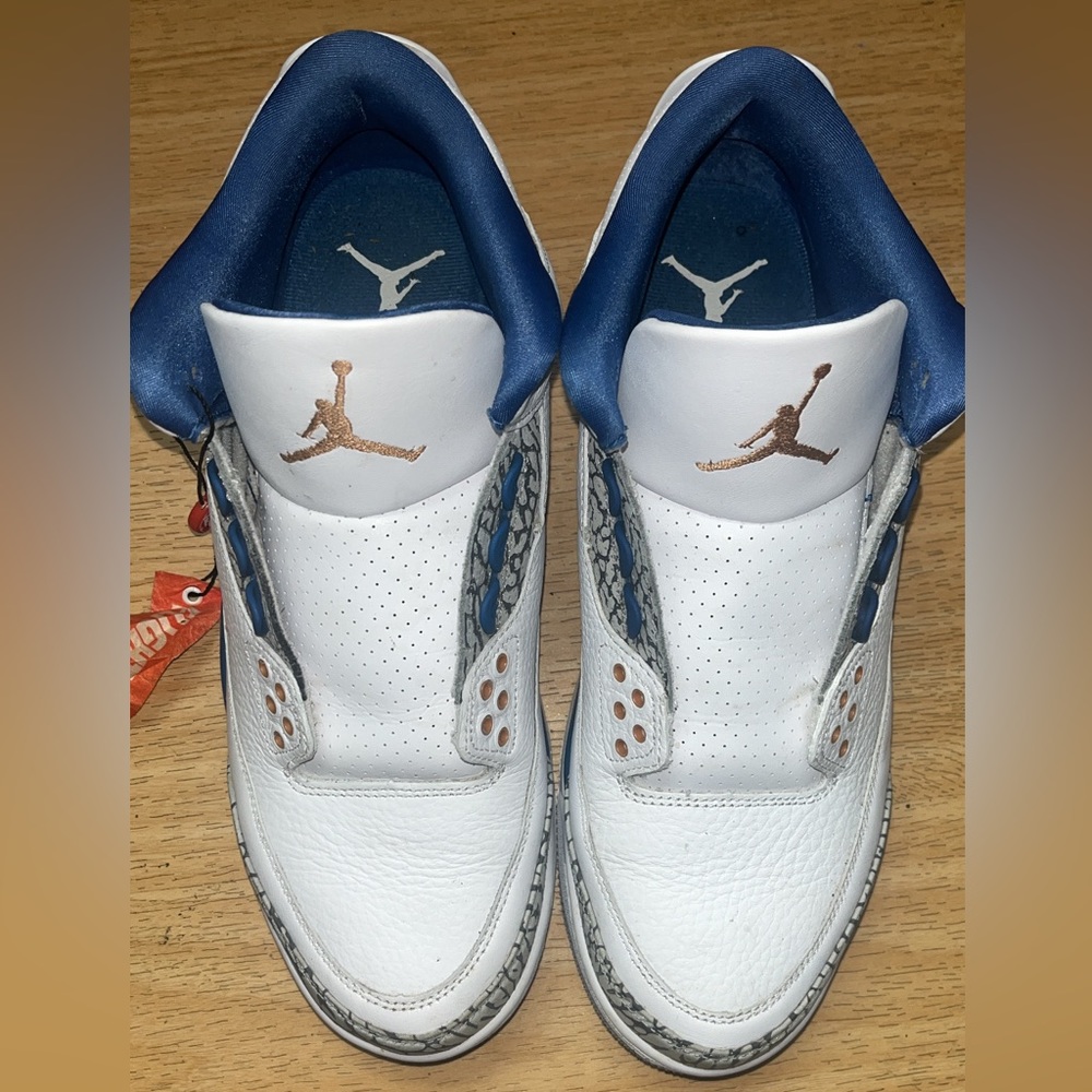 worn 3 times and has no laces